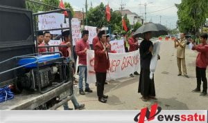 Puluhan Mahasiswa Gelar Aksi Demo Di Kantor DPRD Sumenep