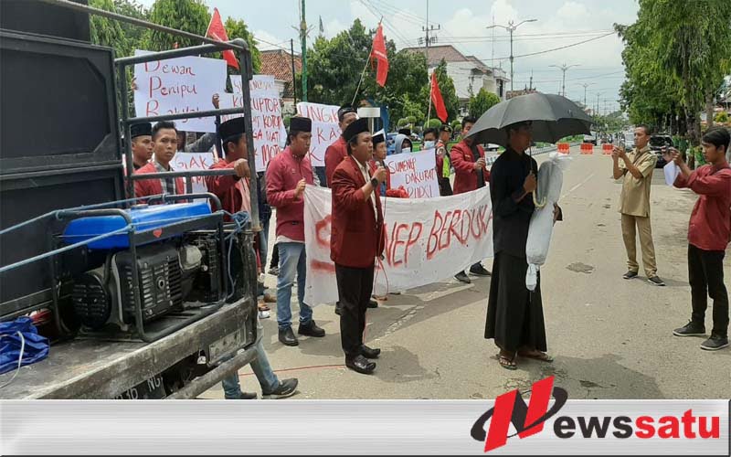 Puluhan Mahasiswa Gelar Aksi Demo Di Kantor DPRD Sumenep