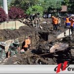 Banjir Bandang, TNI Polri Bersama Masyarakat Gotong Royong Bersihkan Lumpur