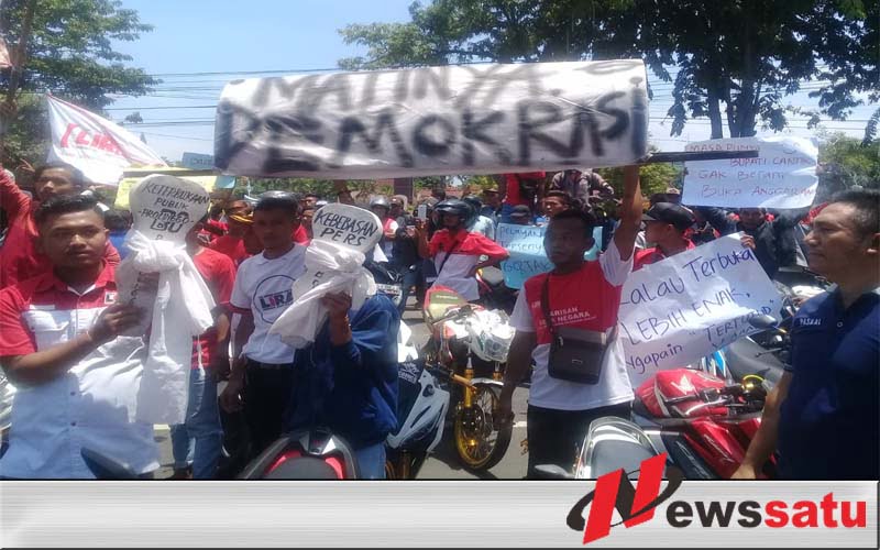Desak Oknum ASN Pengusir Wartawan Di Pecat, Warga Demo Kantor Bupati Probolinggo