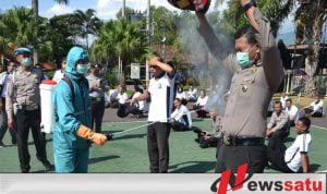 Kapolres Batu Ajak Masyarakat Berjemur Tangkal Penyebaran Virus Corona Kapolres Batu Ajak Masyarakat Berjemur Tangkal Penyebaran Virus Corona