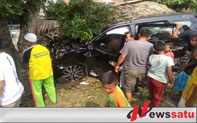 Mobil Profit Tabrak Pohon, Satu Keluarga Jadi Korban Kecelakaan Mobil Profit Tabrak Pohon, Satu Keluarga Jadi Korban Kecelakaan