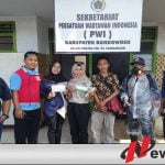PMI Bondowoso Lakukan Peyeprotan disinfektan Dan Bagi-bagi Makser Gratis