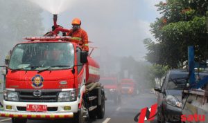 Penyemprotan Desinfektan di Kota Batu, Polisi  Kerahkan 180 personil Gabungan