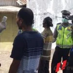 Covid-19, Satlantas Bondowoso Lakukan Cek Suhu Tubuh Seluruh Pedagang Dan Pembeli Di Pasar Hewan