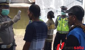 Covid-19, Satlantas Bondowoso Lakukan Cek Suhu Tubuh Seluruh Pedagang Dan Pembeli Di Pasar Hewan