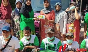 Neng Ufa Dewan fraksi PPP Lakukan Peyemprotan Desinfektan dan Pemberian Masker