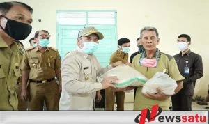 Bupati Iskandar Sebar 60 Ribu Paket Sembako untuk Warga Terdampak Covid-19