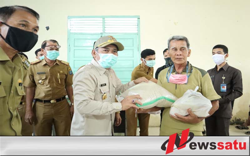 Bupati Iskandar Sebar 60 Ribu Paket Sembako untuk Warga Terdampak Covid-19
