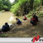 Cari Keong, Warga Bondowoso Terseret Banjir