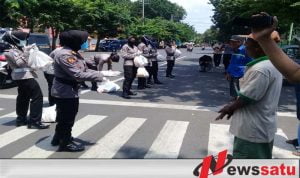 Covid-19, Polres Probolinggo Kota Bagikan Sembako Pada PKL Dan Abang Becak