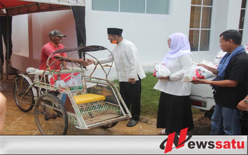 Covid-19, SAI Dan AF Peduli Bagi-bagi Paket Sembako Pada Abang Becak Di Sumenep