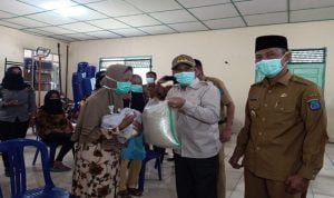 Pemkab OKI Bantu Warga Terdampak Ekonomi Covid-19