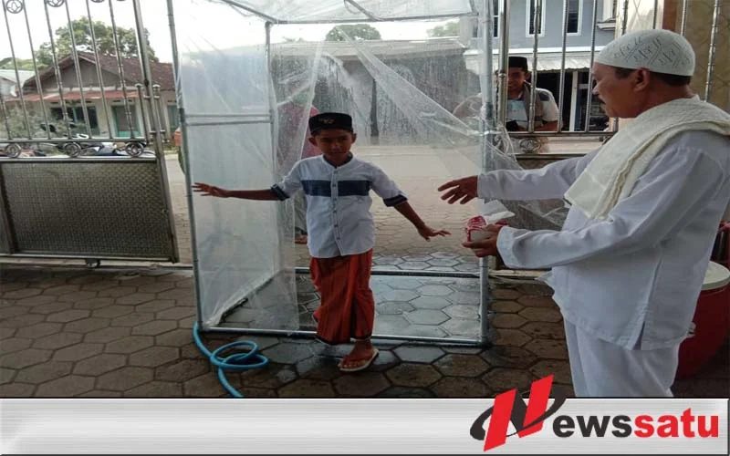 Jamaah Sholat Jumat Di Probolinggo Harus Lewati Ruang Sterilisasi