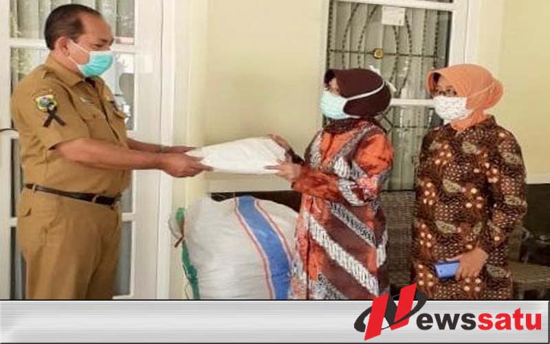 Covid-19, Yayasan Empati Berikan 50 APD Pada Tenaga Medis Di Bondowoso