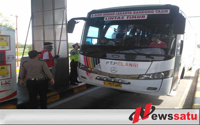 Bus Jurusan Pulau Jawa Dihadang Petugas Covid-19 Di Tol Kayuagung