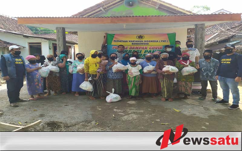Covid-19, PWI Bondowoso Bagikan Puluhan Paket  Sembako Kepada Warga