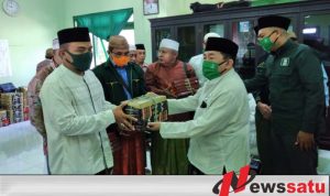 DPC PKB Sumenep Bagi-bagi Ribuan Sarung Dan Paket Sembako