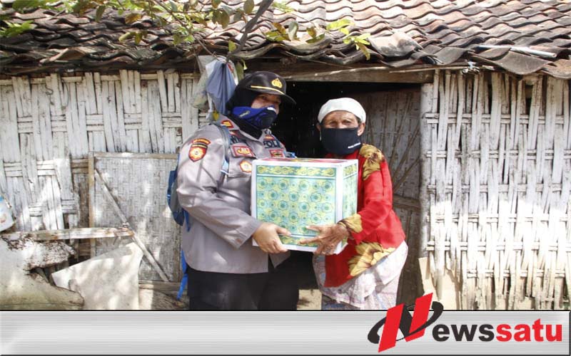 Jumat Berkah, Polwan Polres Sumenep Door To Door  Berbagi Sembako