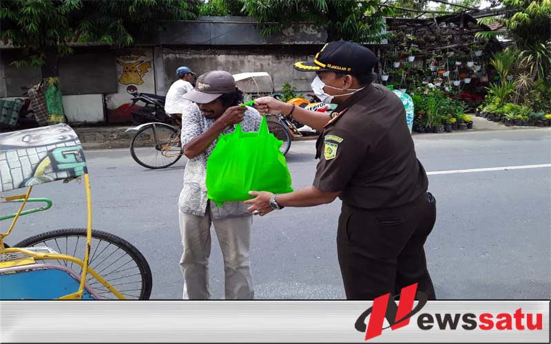 Kejari Sumenep Bagi Ratusan Paket Sembako  Untuk Masyarakat Terdampak Covid-19Kejari Sumenep Bagi Ratusan Paket Sembako  Untuk Masyarakat Terdampak Covid-19