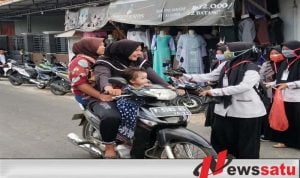 Musim Pandemi, Sejumlah Siswa Di Sumenep Bagikan Ratusan Masker di Pasar Tradisional