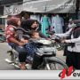 Musim Pandemi, Sejumlah Siswa Di Sumenep Bagikan Ratusan Masker di Pasar Tradisional