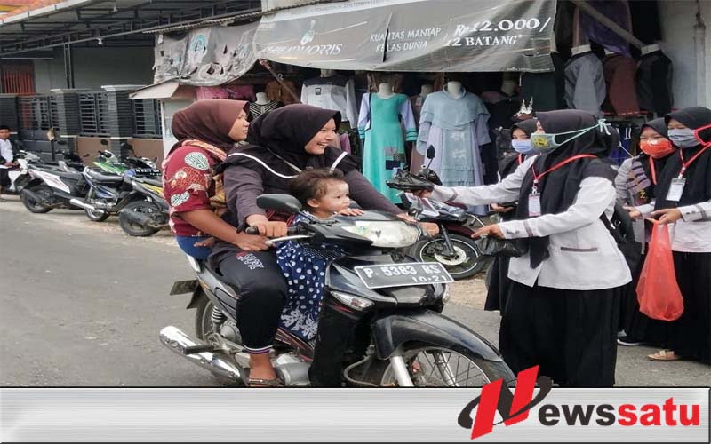 Musim Pandemi, Sejumlah Siswa Di Sumenep Bagikan Ratusan Masker di Pasar Tradisional