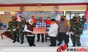 Pandemi Covid-19, Gubernur Jatim Berikan Bantuan Fakir Miskin Di Pulau Raas Sumenep