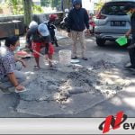 Tak Kunjung Diperbaiki, Komisi III DPRD Kota Probolinggo Tambal Sendiri Jalan Rusak