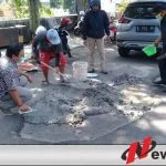 Tak Kunjung Diperbaiki, Komisi III DPRD Kota Probolinggo Tambal Sendiri Jalan Rusak