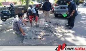 Tak Kunjung Diperbaiki, Komisi III DPRD Kota Probolinggo Tambal Sendiri Jalan Rusak