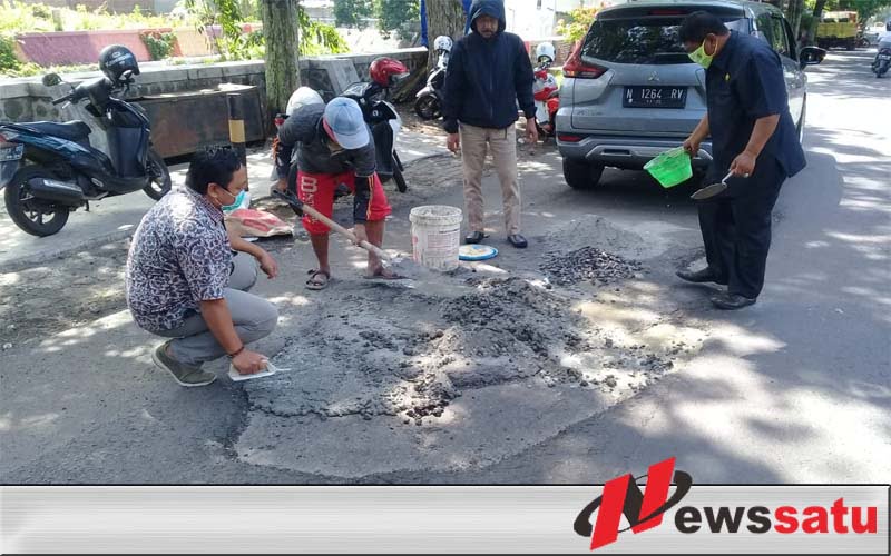 Tak Kunjung Diperbaiki, Komisi III DPRD Kota Probolinggo Tambal Sendiri Jalan Rusak