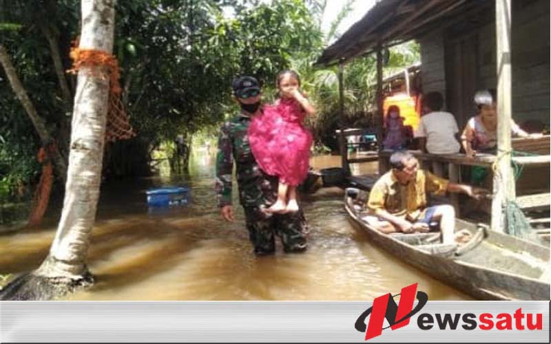 Aksi Heroik Anggota TNI Mempawah Dalam Menyelamatkan Bocah 5 Tahun Dari Banjir