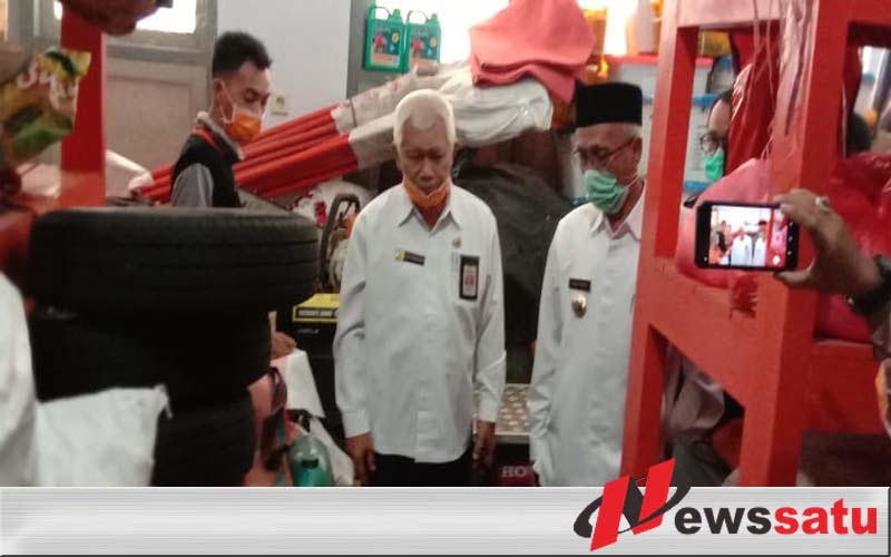 Bupati SalwaTinjau Gedung Logistik BPBD Yang Overload