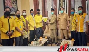 DPD Golkar Bondowoso Beri APD Kepada Tenaga Medis