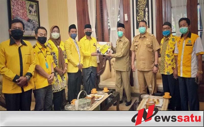 DPD Golkar Bondowoso Beri APD Kepada Tenaga Medis