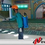 New Normal, Relawan Penanggulangan Bencana Di Pamekasan Lakukan Penyemprotan Di Masjid