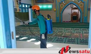 New Normal, Relawan Penanggulangan Bencana Di Pamekasan Lakukan Penyemprotan Di Masjid