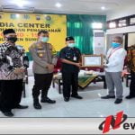 Rizki Komari (PT. Tanjung Odi) menyerahan Bantuan Alat Rapid Tes kepada Ketua Gugus Covid Sumenep secara simbolis