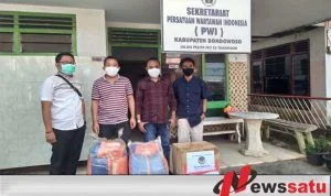 PWI Bondowoso Bersama Lora Fadil Bagikan 35 Ribu Masker