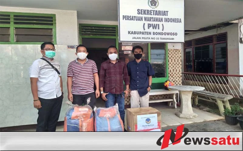 PWI Bondowoso Bersama Lora Fadil Bagikan 35 Ribu Masker