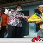 Pemkab Bondowoso Bagi-bagi Sembako Ke Sopir MPU