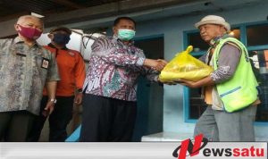Pemkab Bondowoso Bagi-bagi Sembako Ke Sopir MPU