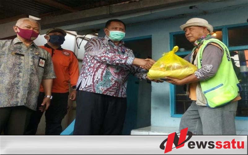 Pemkab Bondowoso Bagi-bagi Sembako Ke Sopir MPU