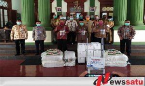 Poltek Jember Serahkan Robot Desinfektan Ke Pemkab Bondowoso