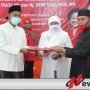 Sekretaris DPD PDI Perjuangan Sumenep, Abrari menyerahkan rekomendasi Kepada Achmad Fauzi dan Dewi Khalifah