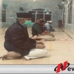 Bupati OKI, H. Iskandar, SE melaksanakan sholat berjemaah di Masjid Agung Sholihin Kayuagung