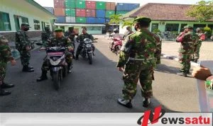 Cegah Penyebaran Covid-19, Kodim Surabaya Utara Edukasi dan Bagikan APD Ke Masyarakat