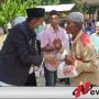 Fauzi-Eva Beri Bantuan Paket Sembako Pada Warga Kurang Mampu Di Torbang Sumenep