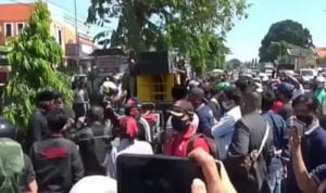 Warga Sumbersuko Gruduk Polsek Dringu Probolinggo
